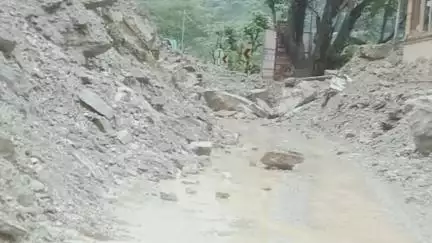 चमोली: बदरीनाथ राष्ट्रीय राजमार्ग पीपलकोटी, बेनरपानी और उमटा बद्रीस होटल में मलवा आने से बाधित, खोलने का कार्य शुरू