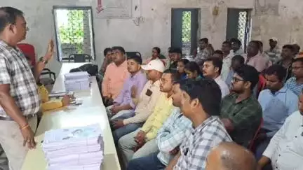 छातापुर: छातापुर में मतदाता विशेष गहन पुनरीक्षण अभियान को लेकर बैठक हुई
