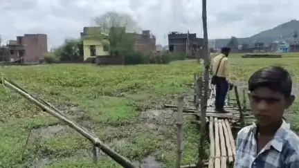 दुखद सौभागंज चलानिया प्रतापगंज बास के टूटे चचरी पुल पर,पार करते है लोग सासाराम शहर मे,आशुतोष सिंह पूर्व विधायक उम्मीदवार