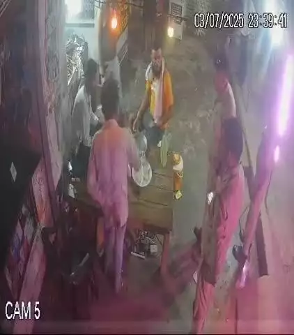 सेगनपुर निवासी हंसामुख खान की दुकान पर  चौकी प्रभारी ने बवाल काटा और चांटा मारा इसका वीडियो सीसीटीवी मैं कैद