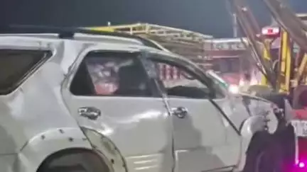 करनाल: नमस्ते चौक स्थित नेशनल हाईवे पर पलटी कार, 2 लोग हुए मामूली घायल