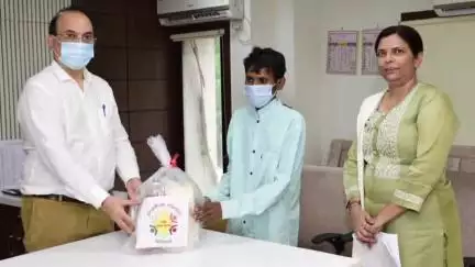 નાંદોદ: ટીબીના દર્દીઓને વ્યસનથી દૂર રહી, રોજિંદા પૌષ્ટિક આહાર અને નિયમિત દવા લેઈને સ્વસ્થ જીવન જીવવા માર્ગદર્શન આપતા કલેકટર.