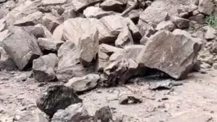 आनी: फड़ेला नाला में भूस्खलन के कारण एनएच 305 हुआ अवरुद्ध