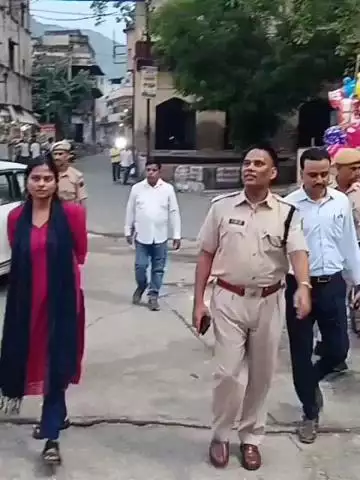 अलवर: भगवान जगन्नाथ की रथ यात्रा के रूट का अलवर कलेक्टर आर्तिका शुक्ला ने अधिकारियों के साथ किया निरीक्षण