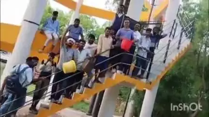 लालगंज: सरेनी ब्लॉक में पानी की किल्लत पर ग्रामीणों का गुस्सा फूटा, टंकी पर चढ़कर किया प्रदर्शन