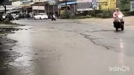 कुनकुरी: कुनकुरी शहर में लगातार बारिश के बीच छात्र-शिक्षक बारिश और पानी भरे गड्ढों से जूझकर स्कूल जा रहे, जनजीवन प्रभावित