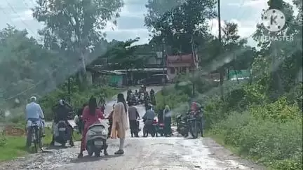कोरबा: जबरदस्त बारिश से दादर नाला ओवरफ्लो, लोग जान जोखिम में डालकर कर रहे हैं पार