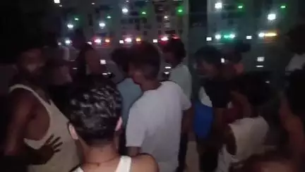 পূব ডিব্ৰুগড়: পুৱতি নিশা ডিকম মদাৰখাত বিদ‍্যুত বিভাগৰ কাৰ্যালয়ত উত্তপ্ত পৰিস্থিতি, উৎকট গৰমত বিদ‍্যুৎ নথকাত ৰাইজে ঘেৰাও কৰে কাৰ্যালয়টো