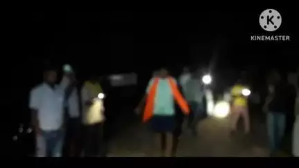 कोरबा: भिलाई खुर्द में किसान बाड़ी देखने गया, अचानक नदी में पानी बढ़ने पर 45 फीट ऊँचे पेड़ पर चढ़ गया