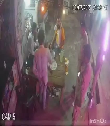 अजीतमल: बबाइन चौकी इंचार्ज की अमानवीय घटना सीसीटीवी में कैद, युवक को खाने के दौरान थप्पड़ मारते दिखे चौकी इंचार्ज