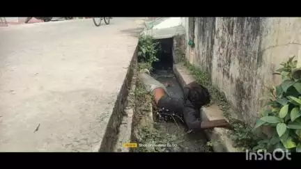 బాపట్ల పట్టణంలో డ్రైనేజీలో తేలాడిన  గుర్తు తెలియని వ్యక్తి మృతదేహం,కలకలం రేపుతున్న ఘటన