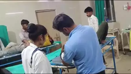 बांसवाड़ा: वजवाना गांव में राह चलते तीन युवकों को बाइक ने मारी टक्कर, बाइक चालक समेत 4 घायल, एमजी अस्पताल में उपचार जारी