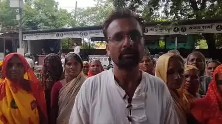 बूंदी: सिलिकोसिस पीड़ित विधवाओं ने जिला कलेक्ट्रेट में पहुंचकर समस्या के समाधान के लिए डीएम को ज्ञापन दिया