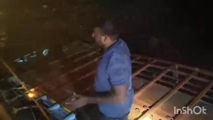 नजीबाबाद: मालन नदी के पुल पर खाली क्रेट से भरा एक ट्रक गिरा, तीन लोग मामूली रूप से घायल हुए