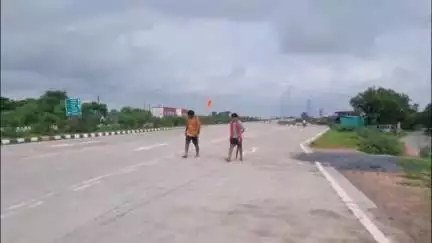 मऊरानीपुर: 270 किलोमीटर ग्राम देवखो से बागेश्वर धाम पैदल जा रहे दो भक्त मऊरानीपुर पहुंचे, लोगों ने किया स्वागत