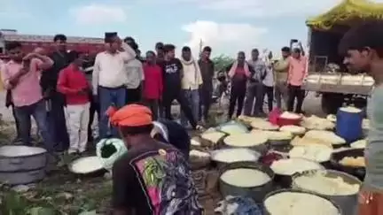 मुगलसराय: मुगलचक स्थित खोवा मंडी में बड़ी कार्रवाई, मिलावटी खोवा का भंडाफोड़, 20 कुंतल खोवा किया गया जब्त