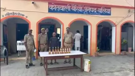 बैरिया: बैरिया पुलिस ने बकुल्हां रेलवे क्रॉसिंग के पास से 11 बोतल अंग्रेजी शराब के साथ एक तस्कर को किया गिरफ्तार