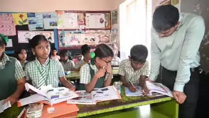 மதுக்கரை: மதுக்கரை பகுதியில் அரசுப் பள்ளி மாணவர்களுடன் ஆட்சியர் பவன் குமார் கலந்துரையாடல்