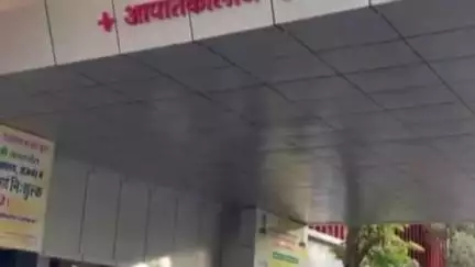 अजमेर: जेएलएन अस्पताल के कैदी वार्ड में छत का प्लास्टर गिरा, कैदी ने पुलिसकर्मी से पूछा- कहीं लगी तो नहीं आपके