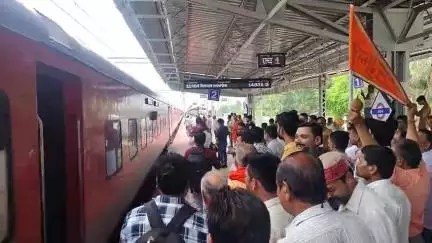 श्री श्री जगद्गुरु शंकराचार्य स्वामी सदानंद सरस्वती जी महाराज जी का श्री धाम स्टेशन में हुआ भव्य स्वागत आस्था का सैलाब