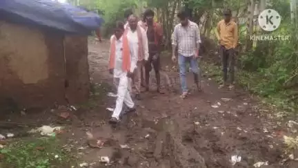 शाढ़ौरा: गांधीनगर आदिवासी बस्ती का परिषद अध्यक्ष ने लिया जायजा, चूरी रोरा डालने के दिए निर्देश
