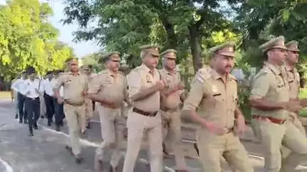 एटा: वरिष्ठ पुलिस अधीक्षक ने रिजर्व पुलिस लाइन में परेड की ली सलामी व आरक्षियों से लगवाई दौड़