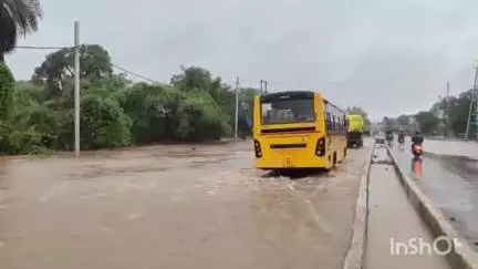गुना नगर: गुना में भारी बारिश से सड़कें बनीं तालाब, नानाखेड़ी मंडी रोड सहित कई इलाकों में भरा पानी