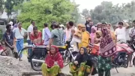 দিনহাটা ২: পানীয় জল সময় মত পৌঁছায় না জল, চৌধুরীহাট তেতুলতলায় পথ অবরোধে সামিল তিনটি গ্রামের বাসিন্দাদের