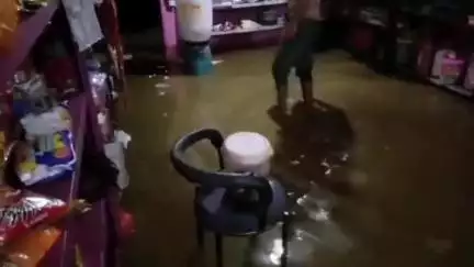 डिंडौरी: महावीर टोला में नाली का पानी घरों और दुकानों में घुसा, ग्रामीणों ने नेशनल हाईवे पर लगाया जाम