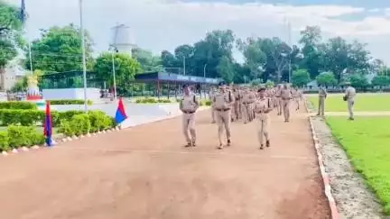 शाहजहांपुर : शारीरिक-मानसिक फिटनेस और अनुशासन का पाठ: एसपी ने ली परेड की सलामी, किया पुलिस लाइन का निरीक्षण