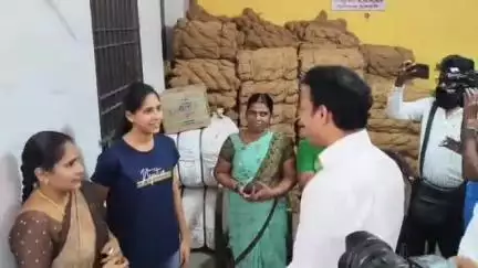 நாகப்பட்டினம்: தமிழகத்திற்கு மோடி அரசு செய்த துரோகத்தை எதிர்க் கட்சியினர் வீட்டிற்கும் சென்று கூறி வருகிறோம் - தாமரைக் குளம் பகுதியில் அமைச்சர் அன்பின் மகேஷ் பேட்டி