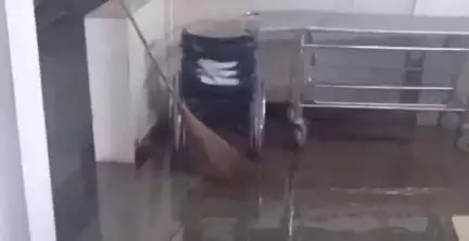 रीठी: रीठी सरकारी अस्पताल के ओपीडी कक्ष में घुसा बारिश का पानी, व्यवस्थाओं की खुली पोल