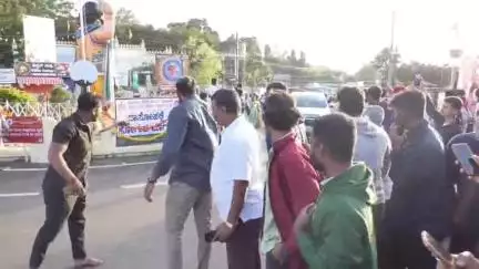 ಮೈಸೂರು: ಕುಟುಂಬ ಸಮೇತರಾಗಿ ತಾಯಿ ಚಾಮುಂಡೇಶ್ವರಿಯ ದರ್ಶನ ಪಡೆದ ನಟ ದರ್ಶನ್
