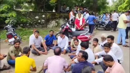 भीलवाड़ा: तेली खेड़ा में बिजली विभाग की लापरवाही से युवक की गई जान, एमजी मोर्चरी के बाहर प्रदर्शन शुरू