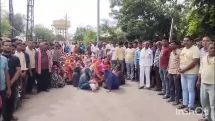 भीलवाड़ा: तेली खेड़ा में करंट लगने से गाय को बचाने गए युवक की हुई दर्दनाक मौत, समाजजनों ने अपनी मांगों को लेकर