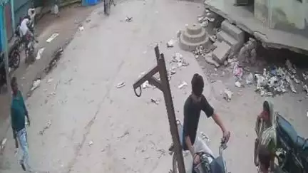 स्कूटी डिग्गी से ₹3.3 लाख चोरी मामले में, पुलिस ने बदमाशों की पहचान के लिए CCTV फुटेज जारी किया