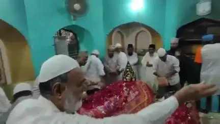 હાલોલ: હાલોલ નગરના મધ્યમમાં આવેલ હઝરત બુખારી બાબાના ઉર્ષની ઉજવણી ધાર્મિક વાતાવરણમા કરાઈ