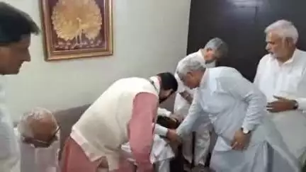 रोहतक: रोहतक से कांग्रेसी विधायक भारत भूषण बत्रा और BJP के पूर्वमंत्री मनीष ग्रोवर का आपस में हाथ न मिलाने का वीडियो हुआ वायरल