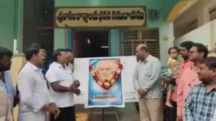 గుంతకల్లు: గుత్తిలోని వాసవి కన్యకా పరమేశ్వరి ఆలయ ప్రాంగణంలో ఘనంగా మాజీ సీఎం రోశయ్య జయంతి వేడుకలు