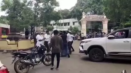 அகஸ்தீஸ்வரம்: கார் நிறுத்துவது தொடர்பாக வாக்குவாதம் - கோட்டார் காவல் நிலையம் முன்பு மோதிக்கொண்ட இரு தரப்பினார் வீடியோ வைரல்