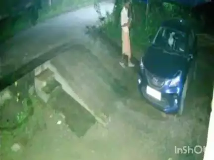ചെങ്ങന്നൂർ: ചെങ്ങന്നൂർ റയിൽവേ സ്റ്റേഷന് പിന്നിൽ വീട്ടിൽ പാർക്ക് ചെയ്തിരുന്ന കാർ അജ്ഞാതൻ തീയിട്ടു നശിപ്പിച്ചു.