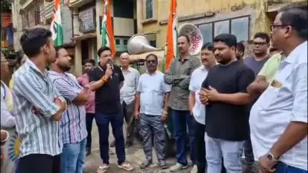 ব্যারাকপুর ২: বিজেপি নেতা কৌস্তব বাগচীর ব্যারাকপুরের বাড়ির সামনে যুব তৃণমূল কংগ্রেসের বিক্ষোভ সভা