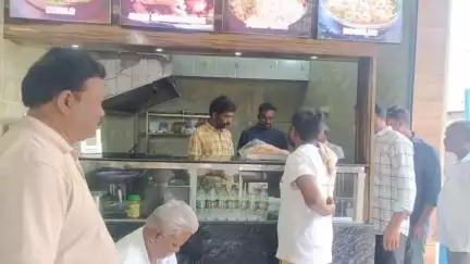 పుట్టపర్తిలో హోటళ్లు, దుకాణాలపై మున్సిపల్ అధికారులు దాడులు