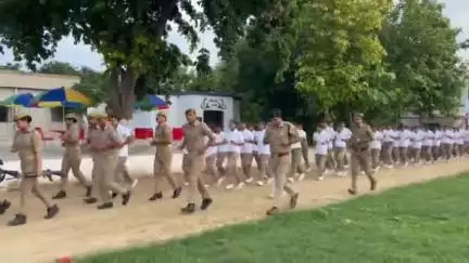कन्नौज: पुलिस लाइन में परेड का हुआ आयोजन, एसपी विनोद कुमार ने पुलिसकर्मियों के साथ लगाई दौड़