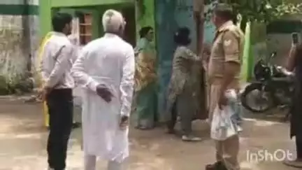 कायमगंज: गांव राईपुर चिन्हतपुर स्थित प्राथमिक विद्यालय में पत्नी ने हंगामा करते हुए शिक्षक पति को पीटा, वीडियो हुआ वायरल