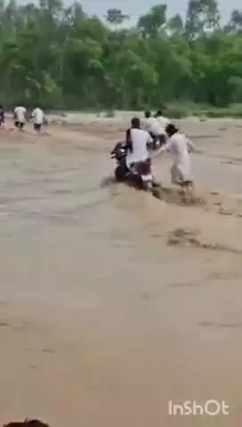 बेहट: जैतपुर की नदी को पार करते समय युवक बाइक सहित पानी के बहाव में बहा, ग्रामीणों ने बचाया