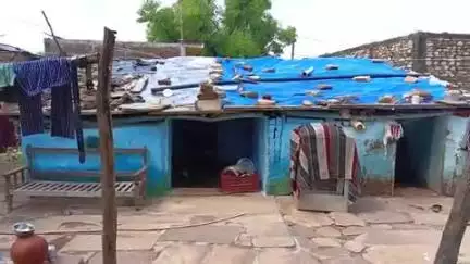 बीरपुर: वीरपुर: खुले आसमान के नीचे गरीब आदमी बिता रहा जीवन, शासन से नहीं मिला कोई लाभ