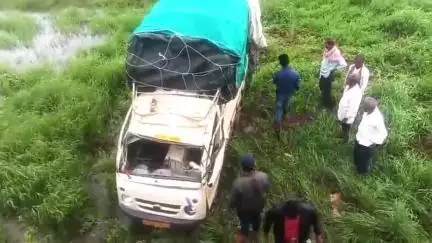 शिरोळ: महाराष्ट्र कर्नाटक सीमेजवळील जुने दानवाड येथील पुलावर एक छोटा हत्ती पलटी,चालक गंभीर जखमी