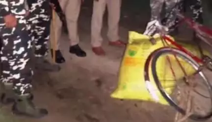 नौगढ़: थाना मोहाना पुलिस और SSB की संयुक्त टीम ने बनकसिया से तीन बोरी यूरिया खाद और एक साइकिल किया बरामद