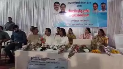 खंडवा नगर: महापौर की उपस्थिति में खंडवा के नेहरू स्कूल में मेधावी छात्रों को वितरित की गई लैपटॉप की राशि